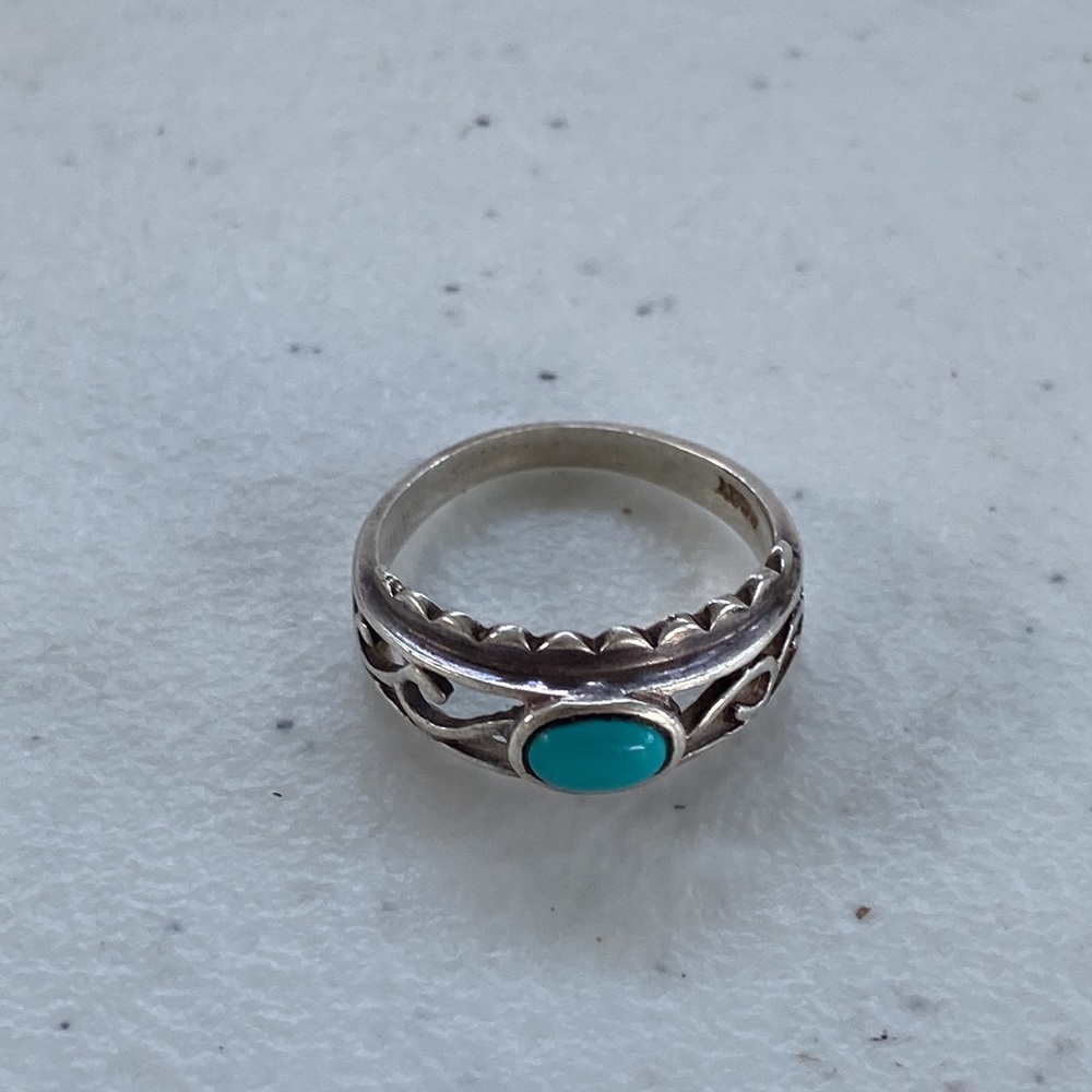 Vintage Hand Crafted Sterling Silver Navajo Turquoise Ring - Picture 8 of 10